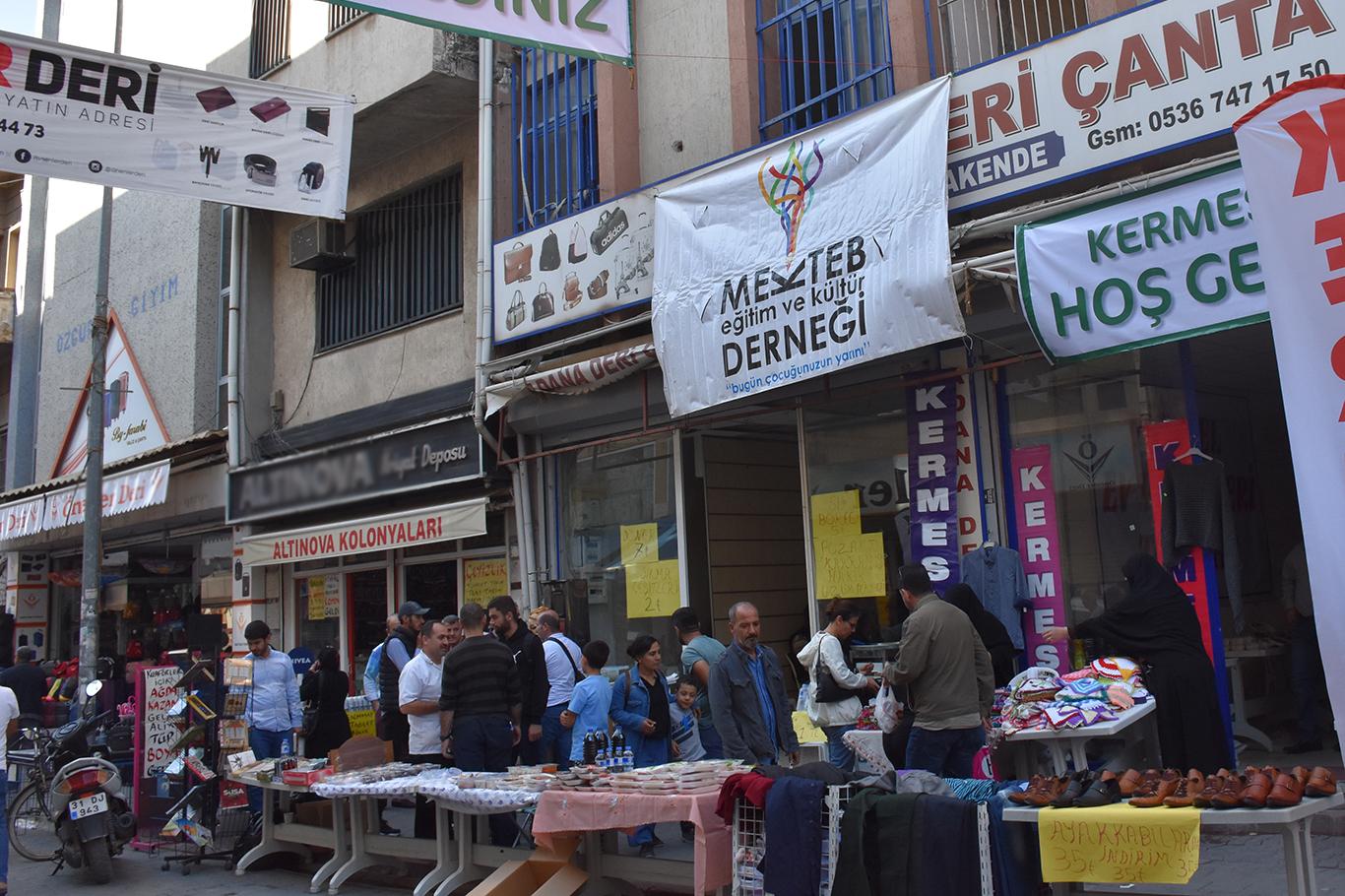 Adana’da MEKTEB-DER ihtiyaç sahibi öğrenciler yararına kermes düzenledi